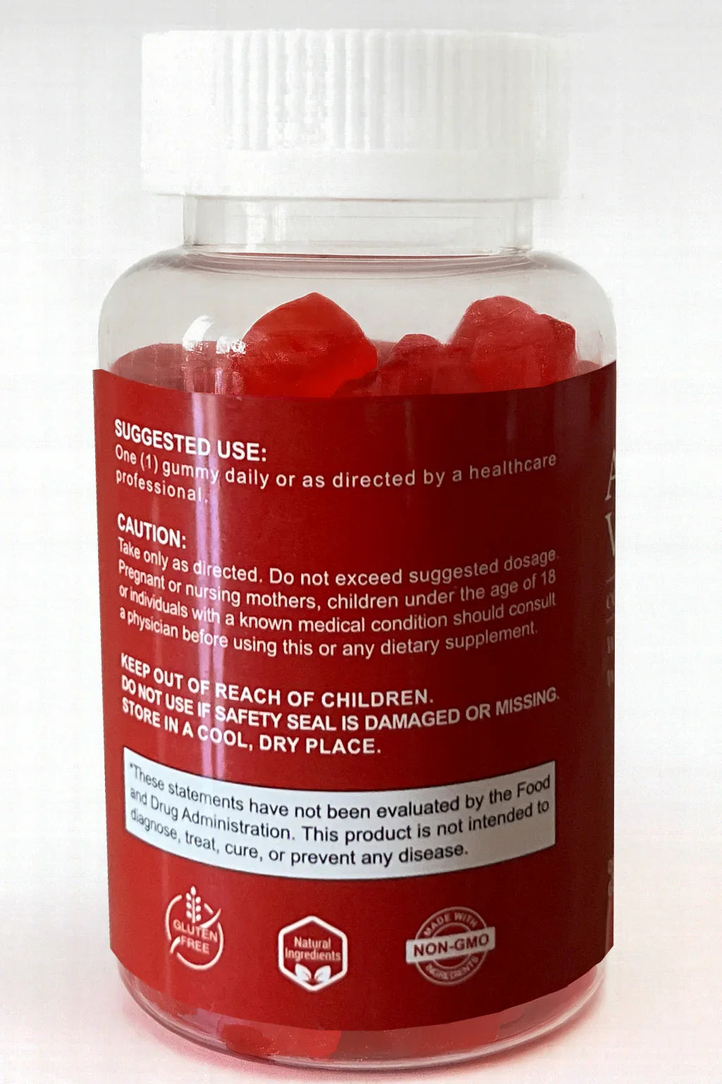 Bottiglia di vitamine gommose rosse con un tappo bianco su uno sfondo bianco