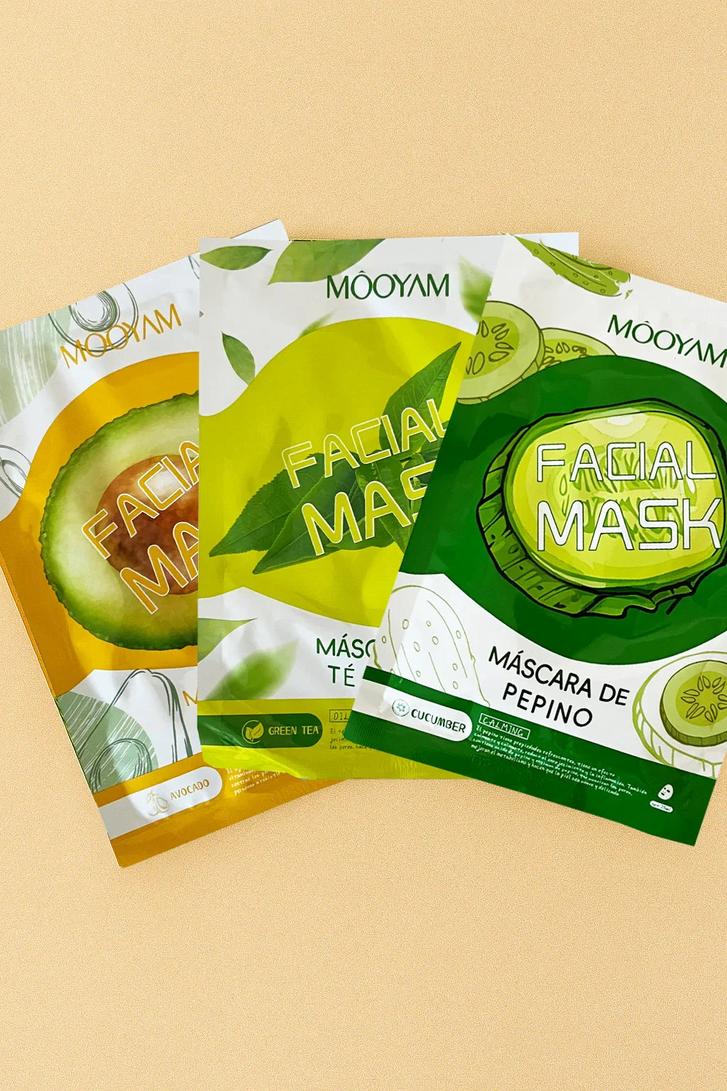 Tre pacchetti di maschere facciali Mooyam su uno sfondo beige