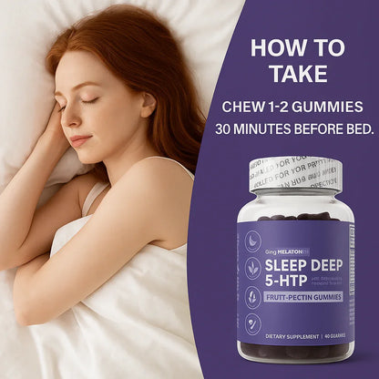Donna che dorme con una bottiglia di caramelle gommose 'Sleep Deep 5-HTP' su uno sfondo viola.