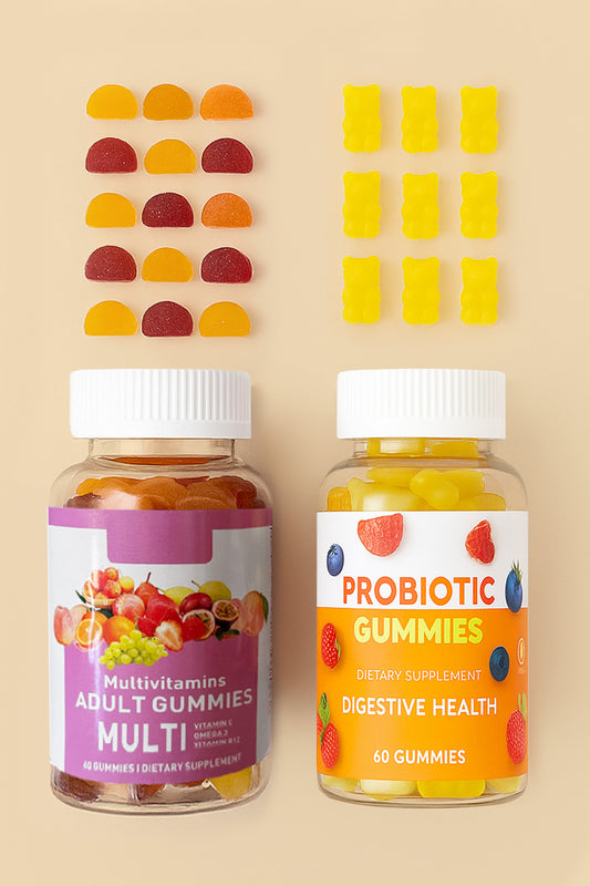 Due bottiglie di vitamine gommose etichettate 'Multivitaminici' e 'Gomme Probiotiche' su uno sfondo beige.