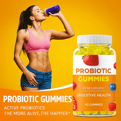 Donna che beva da un contenitore di integratori con caramelle gommose probiotiche su uno sfondo arancione