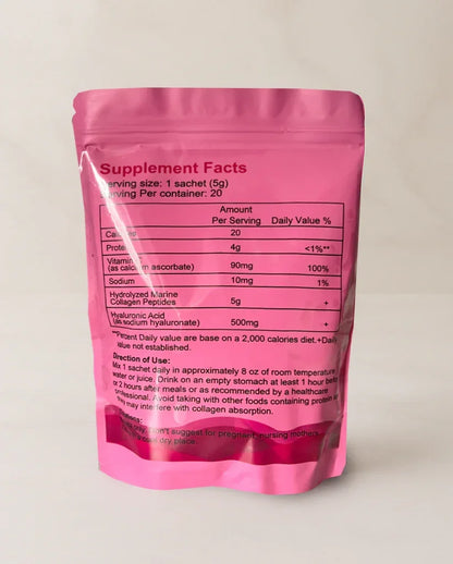 Pacchetto di integratori rosa con informazioni nutrizionali su uno sfondo beige