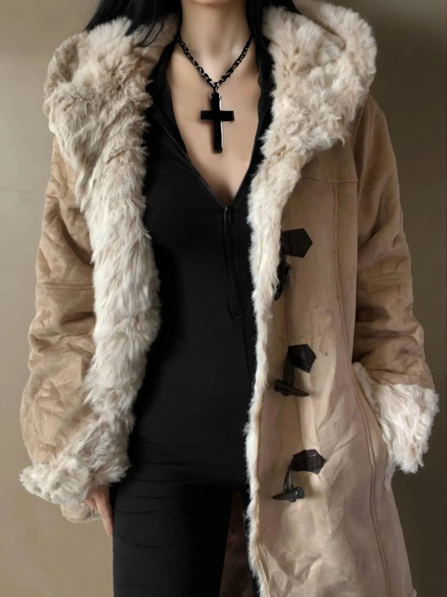 cappotto afghano in pelliccia pesante in stile gotico vittoriano old money - shoplifts