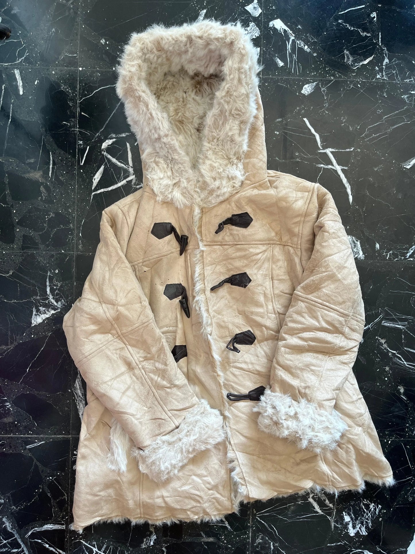 cappotto afghano in pelliccia pesante in stile gotico vittoriano old money - shoplifts