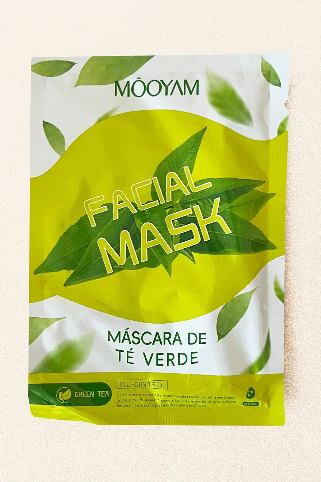 Confezione della maschera facciale MooYam con foglie verdi su uno sfondo chiaro