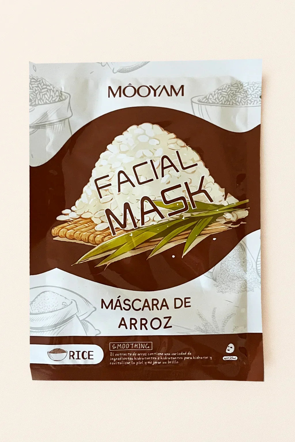 Imballaggio della maschera facciale al riso MooYam su uno sfondo beige