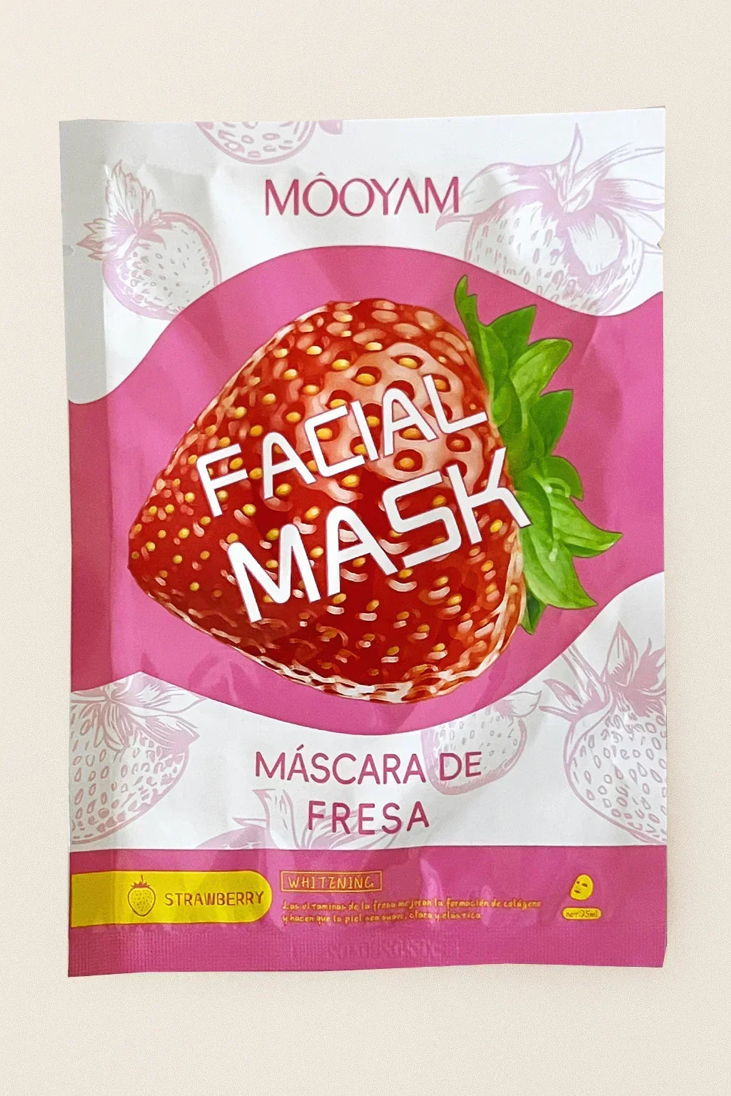Confezione di maschera viso con design fragola e testo 'Máscara de Fresa' su uno sfondo rosa chiaro